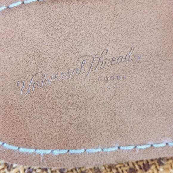 Universal Threads sandals - Picture 2 of 4